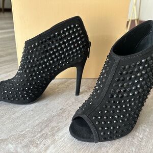 Michael Michael Kors Womens Dani Open Peep Toe Classic Pumps stud bootie